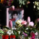 Blumen und Kerzen und ein Foto der getöteten Valeriia aus Döbeln sind vor einem Gottesdienst auf dem Obermarkt in Döbeln auf einer Bühne zu sehen.