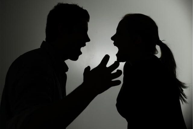Ein als Silhouette abgebildeter Mann und eine Frau schreien sich gegenseitig an.