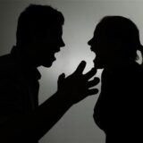 Ein als Silhouette abgebildeter Mann und eine Frau schreien sich gegenseitig an.