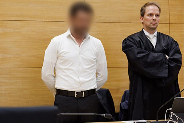 Der Angeklagte steht neben seinem Verteidiger Tobias Diedrich in einem Saal vom Landgericht zum Auftakt im Prozess um den gewaltsamen Tod eines ehemaligen Profiboxers.