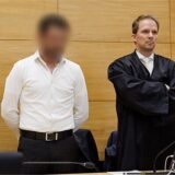 Der Angeklagte steht neben seinem Verteidiger Tobias Diedrich in einem Saal vom Landgericht zum Auftakt im Prozess um den gewaltsamen Tod eines ehemaligen Profiboxers.