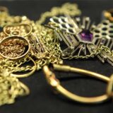 Goldschmuck liegt auf einem Tisch.