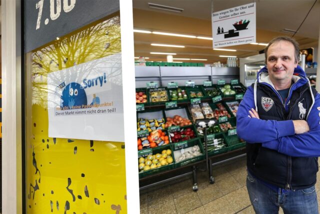 Edeka-Kaufmann Christian Pelzer auf einem Archivfoto aus dem Jahr 2018 in seinem damaligen Edeka-Markt; in seinem jetzigen Markt in Oespel hängt ein Zettel, der informiert, dass diese Filiale nicht am Bonusprogramm Payback teilnimmt.