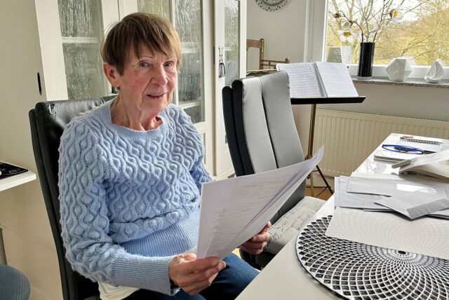 Reinhild Schmidt hält die Unterlagen in der Hand.