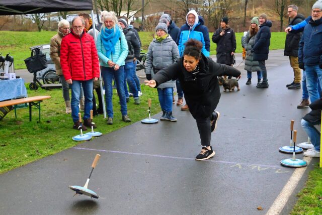 Im Bürgerpark Maria Lindenhof verwandelt sich der Gehweg regelmäßig zur Asphalt-Eisstockbahn. Reporterin Janina Preuß wirft einen Eisstock über die Startlinie.