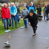 Im Bürgerpark Maria Lindenhof verwandelt sich der Gehweg regelmäßig zur Asphalt-Eisstockbahn. Reporterin Janina Preuß wirft einen Eisstock über die Startlinie.