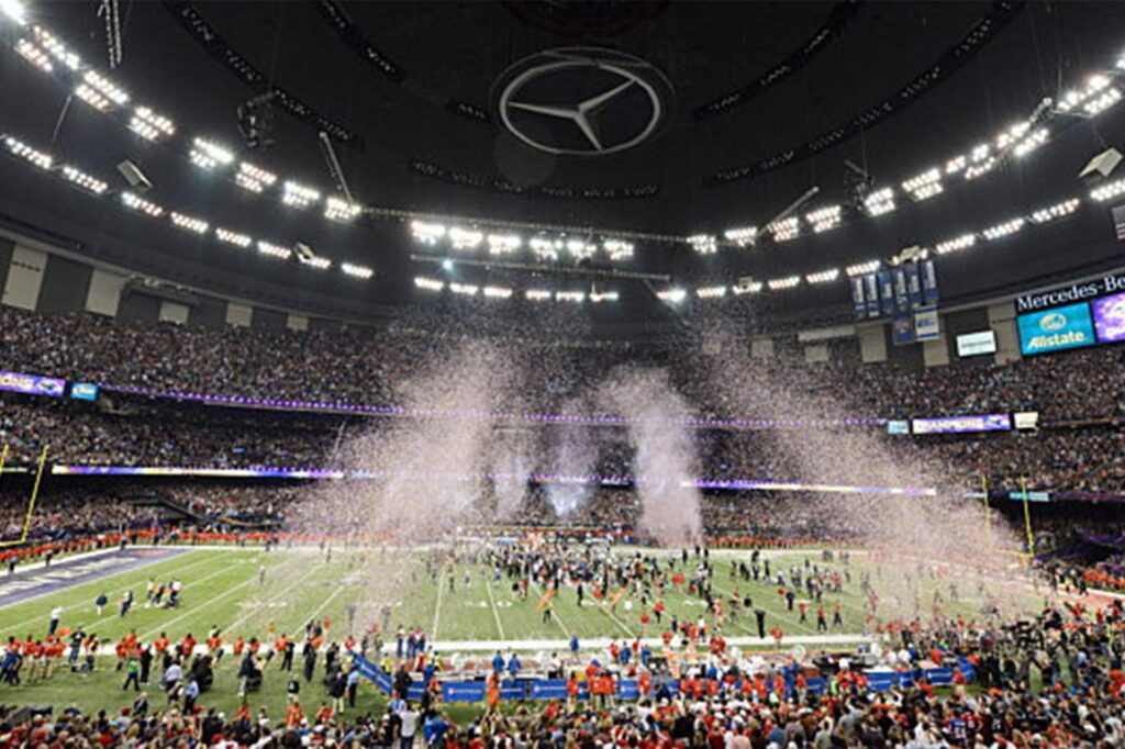 Im Inneren des Stadions, damals hieß es noch Mercedes Superdome, fliegt Konfetti durch die Luft, weil der Super Bowl 2023 einen Sieger gefunden hat.