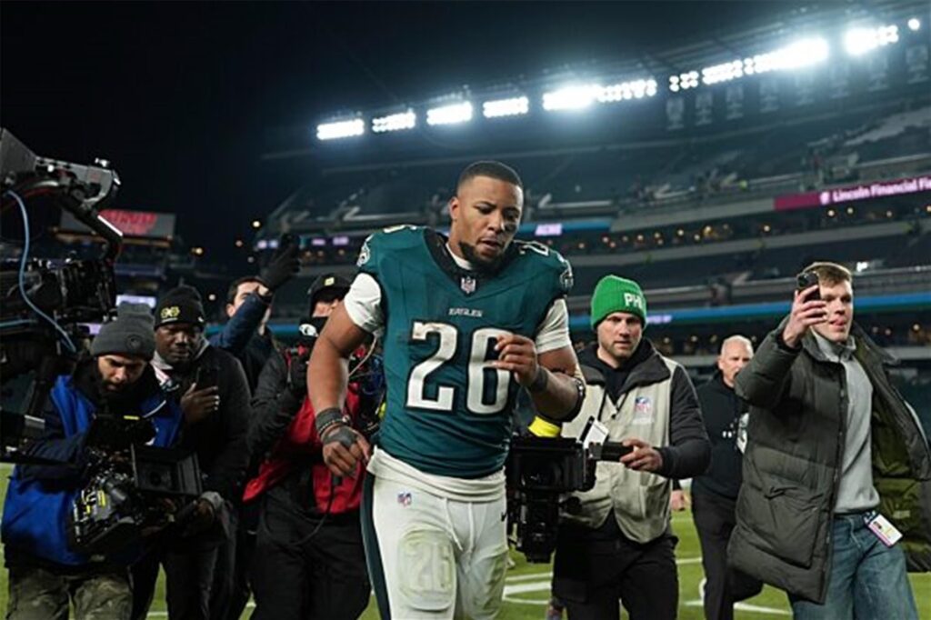 Saquon Barkley verlässt nach dem Playoff-Spiel gegen die Green Bay Packers das Spielfeld.