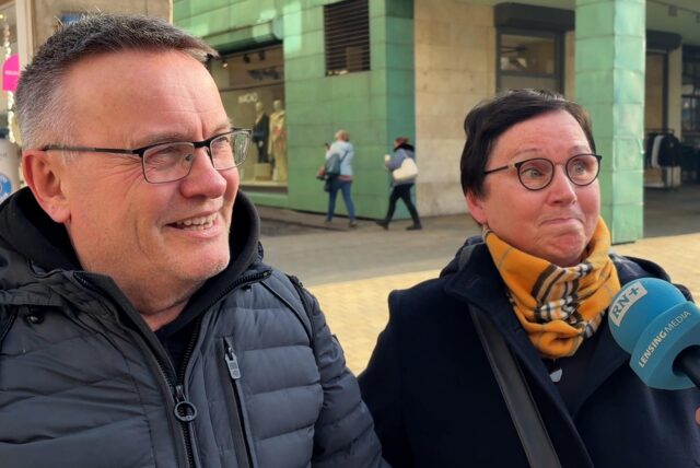 Zwei Personen sind in Dortmund im Interview.