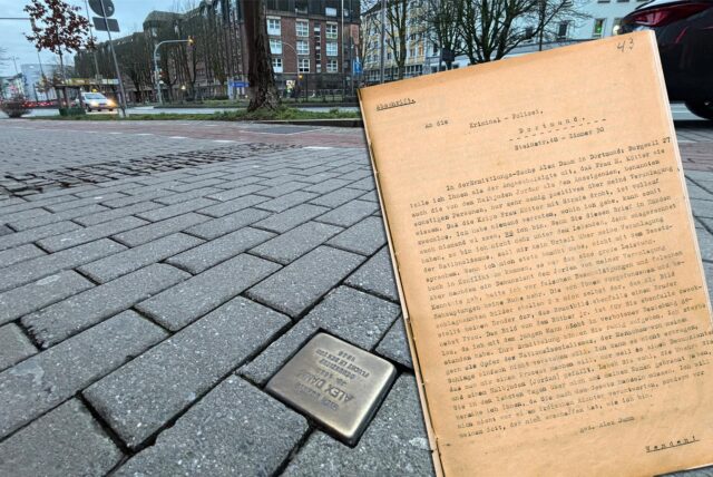 Der Stolperstein am Burgwall erinnert an Alex Damm, rechts die Abschrift seines Abschiedsbriefes.