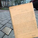 Der Stolperstein am Burgwall erinnert an Alex Damm, rechts die Abschrift seines Abschiedsbriefes.