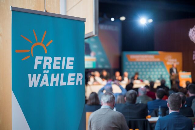 Das Logo der Partei Freie Wähler auf einem Aufsteller, aufgenommen auf der Landesversammlung der Partei.
