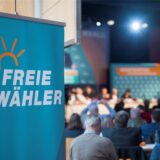 Das Logo der Partei Freie Wähler auf einem Aufsteller, aufgenommen auf der Landesversammlung der Partei.