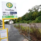 Ein Schild weist auf die Bushaltestelle „Saalbau“ in Recklinghausen hin.