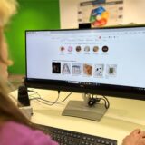 Eine Frau blickt auf einen Computer-Bildschirm mit der Etsy-Startseite.