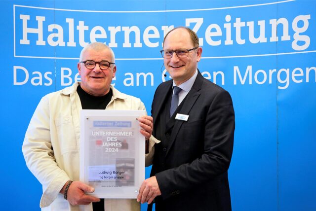 Ludwig Borger ist Unternehmer des Jahres 2024, Die Urklunde überreichte Verlagsleiter Christoph Winck.