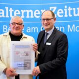 Ludwig Borger ist Unternehmer des Jahres 2024, Die Urklunde überreichte Verlagsleiter Christoph Winck.