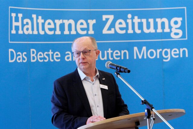 Gerd Koop am Mikrofon