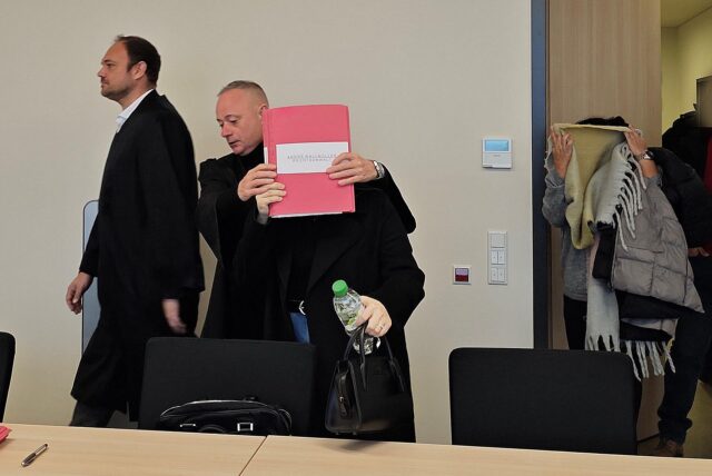 Die angeklagten Tagesmütter mit ihren Verteidigern Christian Beckmann und André Wallmüller (v.li.) auf dem Weg in den Saal des Essener Landgerichts.
