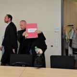 Die angeklagten Tagesmütter mit ihren Verteidigern Christian Beckmann und André Wallmüller (v.li.) auf dem Weg in den Saal des Essener Landgerichts.