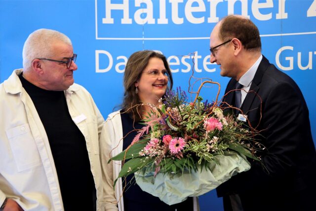 Preisverleihung Unternehmer des Jahres 2024. Christoph Winck ehrt Ludwig und Anja Borger.