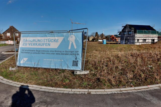 Plakat „Baugrundstücke zu verkaufen“ auf dem Neubaugebiet „Erdbeerfeld“ in Oberaden.