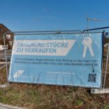 Plakat „Baugrundstücke zu verkaufen“ auf dem Neubaugebiet „Erdbeerfeld“ in Oberaden.