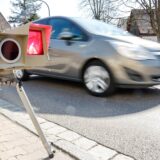Ein Auto fährt an einer Blitzeranlage vorbei.