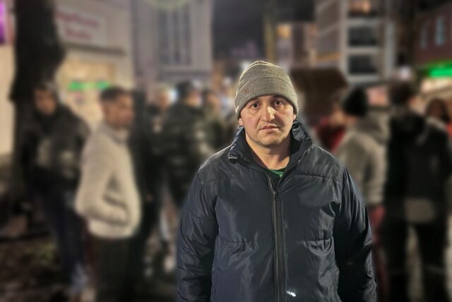 Messerstecherei in Schwerte: Der Vater des Opfers steht auf dem Postplatz.