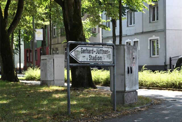 Ein Schild weist zum Gerhard-Jüttner-Stadion.
