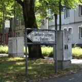 Ein Schild weist zum Gerhard-Jüttner-Stadion.