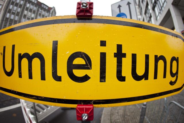 Ein Umleitungsschild.