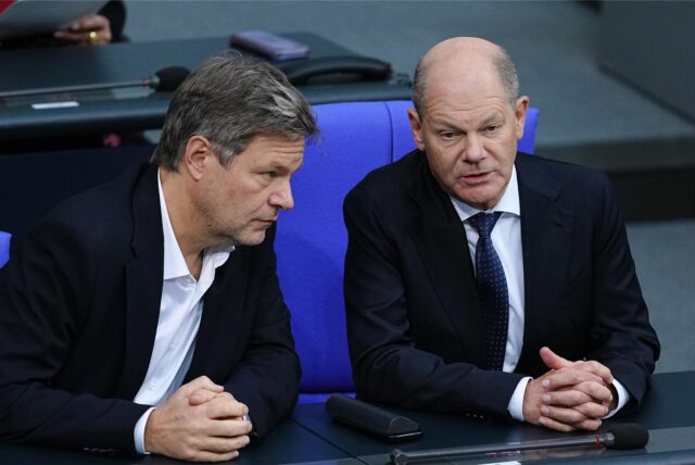 Robert Habeck (Bündnis 90/Die Grünen, l), Bundesminister für Wirtschaft und Klimaschutz, und Bundeskanzler Olaf Scholz (SPD) unterhalten sich im Plenarsaal im Bundestag. Im Bundestag soll unter anderem über das «Zustrombegrenzungsgesetz» der Union zur Eindämmung der Migration abgestimmt werden.