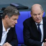 Robert Habeck (Bündnis 90/Die Grünen, l), Bundesminister für Wirtschaft und Klimaschutz, und Bundeskanzler Olaf Scholz (SPD) unterhalten sich im Plenarsaal im Bundestag. Im Bundestag soll unter anderem über das «Zustrombegrenzungsgesetz» der Union zur Eindämmung der Migration abgestimmt werden.