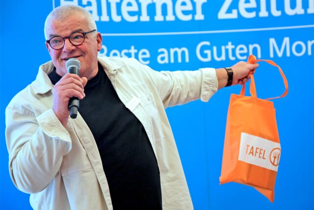 Ludwig Borger hält eine Tasche in der Hand.