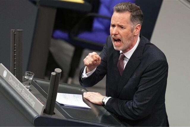 Christian Dürr, Fraktionsvorsitzender der FDP im Bundestag, spricht während der Debatte im Plenarsaal im Bundestag.