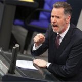 Christian Dürr, Fraktionsvorsitzender der FDP im Bundestag, spricht während der Debatte im Plenarsaal im Bundestag.