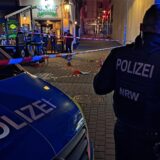 Ein Polizist steht neben einem Streifenwagen auf der Herrenstraße in Recklinghausen. Flatterband ist gespannt.
