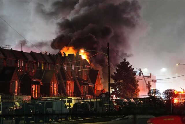 Ersthelfer arbeiten an der Unfallstelle nach dem Absturz eines Kleinflugzeugs in Philadelphia.