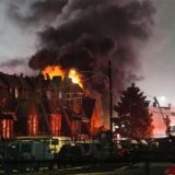 Ersthelfer arbeiten an der Unfallstelle nach dem Absturz eines Kleinflugzeugs in Philadelphia.
