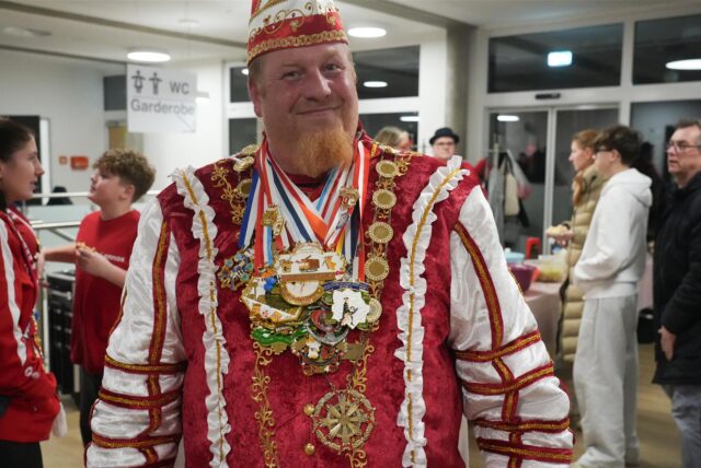 Prinz Daniel I. (Trapp) begrüßte die Gäste in der Stadthalle. Er ist Teil des Dattelner Dreigestirns mit Jungfrau Maik I. (Eckhart) und Bauer Markus I. (Rabe).