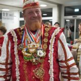 Prinz Daniel I. (Trapp) begrüßte die Gäste in der Stadthalle. Er ist Teil des Dattelner Dreigestirns mit Jungfrau Maik I. (Eckhart) und Bauer Markus I. (Rabe).