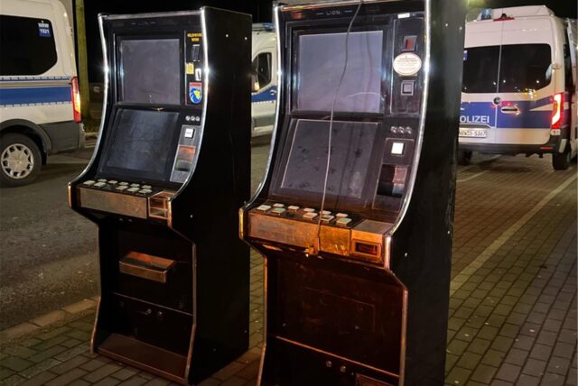 Spielautomaten werden bei der Großkontrolle am Freitagabend sichergestellt