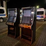 Spielautomaten werden bei der Großkontrolle am Freitagabend sichergestellt