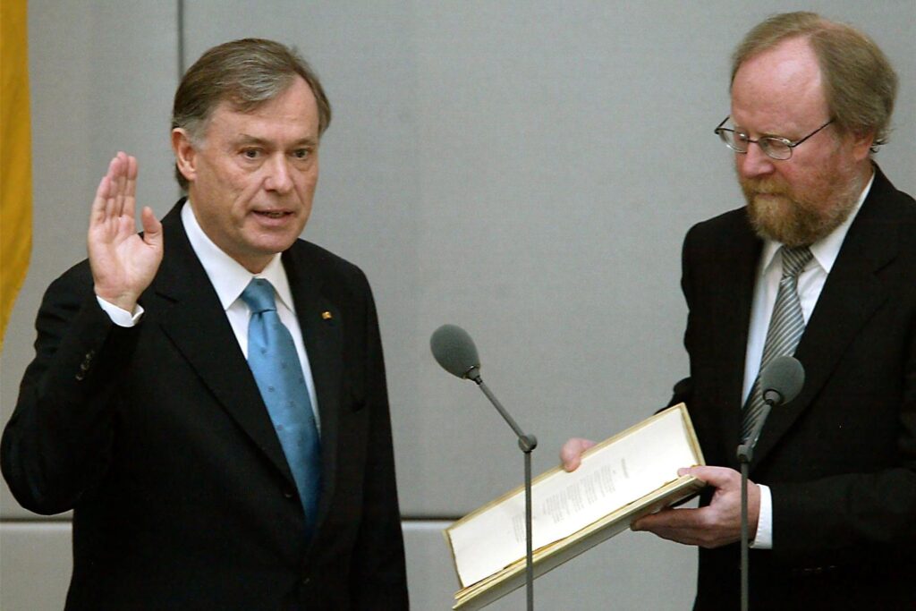 Wolfgang Thierse (SPD, r), damaliger Bundestagspräsident, nimmt im Deutschen Bundestag in Berlin dem damals neuen Bundespräsidenten Horst Köhler den Eid auf die Bundesrepublik Deutschland ab. 