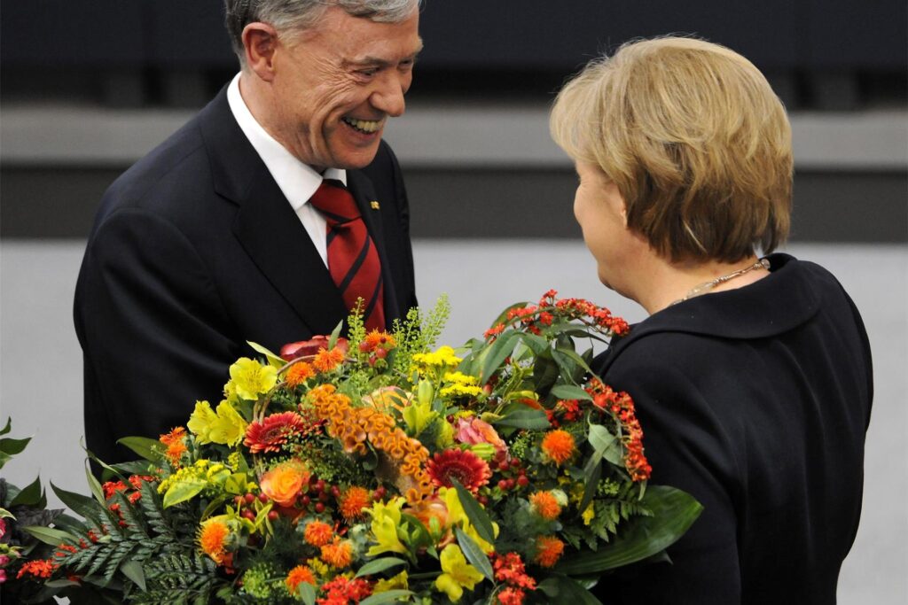 ARCHIV - Bundeskanzlerin Angela Merkel (r) gratuliert am 23.05.2009 nach der Sitzung der Bundesversammlung im Reichstag in Berlin Bundespräsident Horst Köhler zu dessen Wiederwahl. 