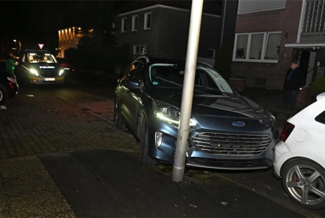 Unfallauto vor Ampelmast