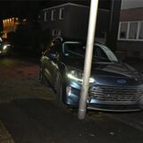 Unfallauto vor Ampelmast