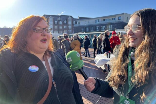 WZ-Redakteurin Lara Teschers interviewte auf dem Waltroper Marktplatz auch Katrin Jewanski vom DGB, der die Veranstaltung mitorganisierte.