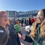 WZ-Redakteurin Lara Teschers interviewte auf dem Waltroper Marktplatz auch Katrin Jewanski vom DGB, der die Veranstaltung mitorganisierte.
